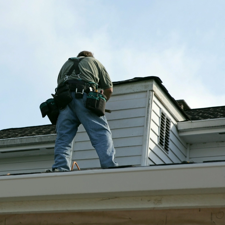mężczyzna stoi na dachu